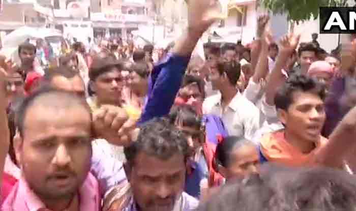नई दिल्ली में मंदिर हटाने पर मचा हंगामा, केजरीवाल सरकार के खिलाफ धरने पर बैठे लोग