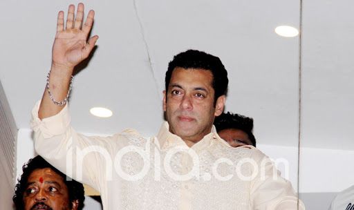 Watch: Crowd Goes Crazy as Salman Khan Greets Fans on Eid Outside Galaxy Watch: Crowd Goes Crazy as Salman Khan Greets Fans on Eid Outside Galaxy