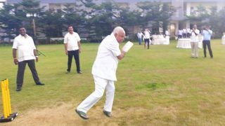 कर्नाटक संकट: सियासत से मैदान तक राजनीति, येदियुरप्पा दिखे ऐसी बैटिंग करते कर्नाटक संकट: सियासत से मैदान तक राजनीति, येदियुरप्पा दिखे ऐसी बैटिंग करते
