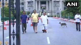 कर्नाटक संकटः सुबह में मॉर्निंग वॉक करते नजर आए भाजपा विधायक, सरकार पर आज होगा फैसला कर्नाटक संकटः सुबह में मॉर्निंग वॉक करते नजर आए भाजपा विधायक, सरकार पर आज होगा फैसला
