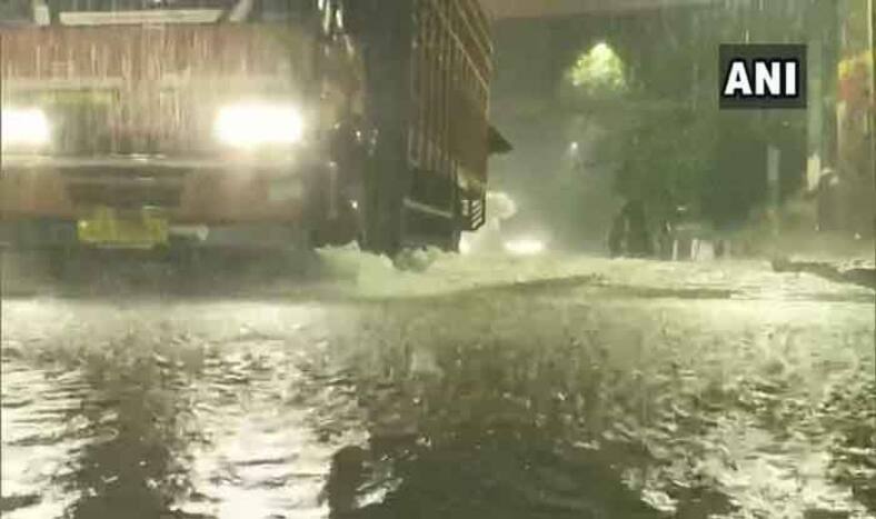 भारी बारिश से बेहाल हुई मुंबई, महालक्ष्मी एक्सप्रेस फंसी, NDRF की टीम बुलाई गई