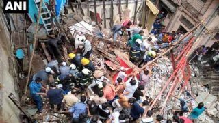 मुंबई में बड़ा हादसा: 4 मंजिला बिल्डिंग ढही, 40-50 लोग फंसे मुंबई में बड़ा हादसा: 4 मंजिला बिल्डिंग ढही, 40-50 लोग फंसे