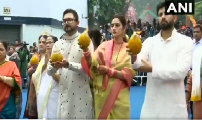 Kolkata: Nusrat Jahan, Mamata Banerjee Flag off ISKCON Rathyatra