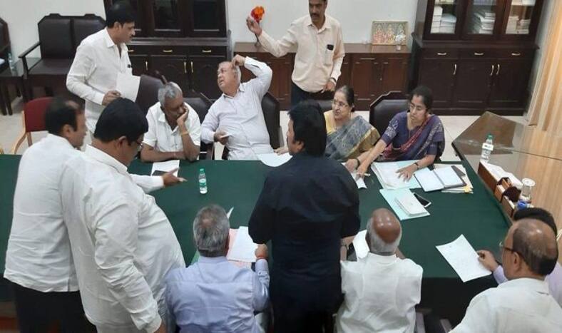Karnataka Crisis: Congress-JD(S) Govt Begins to Tremble as 11 Rebel MLAs Resign, Reach Mumbai Hotel