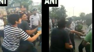 VIDEO: दिल्ली में स्कूटी सवार कपल नशे में, पुलिस ने रोका तो लड़की ने की ऐसी मारपीट VIDEO: दिल्ली में स्कूटी सवार कपल नशे में, पुलिस ने रोका तो लड़की ने की ऐसी मारपीट