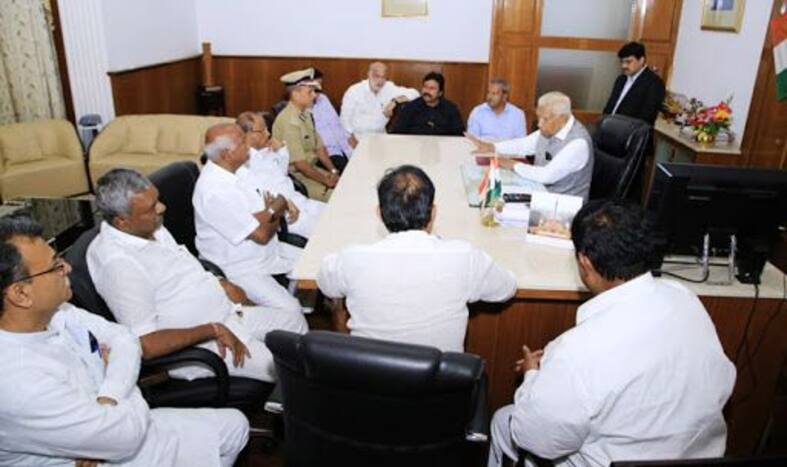 KarNATAKA: Kumaraswamy to Reach Bengaluru as All Congress-JD(S) Rebel MLAs Station in Mumbai | 10 Points