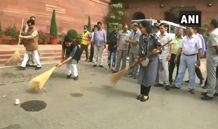 BJP MP Hema Malini Sweeps Road in Parliament Premises Under 'Swachh Bharat Abhiyan' Initiative | Watch
