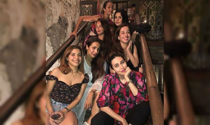 Karisma Kapoor, Malaika Arora, Amrita Arora's Night Out With Girl Gang is All Millennials Ever! Karisma Kapoor, kareena kapoor khan, malaika arora, amrita arora