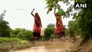 VIDEO: एमपी के एक गांव के लोग जान हथेली पर रखकर रस्सियों के सहारे ऐसे गुजरते हैं VIDEO: एमपी के एक गांव के लोग जान हथेली पर रखकर रस्सियों के सहारे ऐसे गुजरते हैं