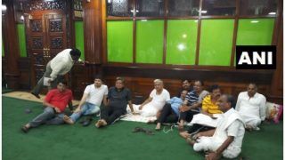 कर्नाटक संकट: राज्यपाल ने CM से कहा- 1:30 बजे तक साबित करें बहुमत, विधानसभा में सोए BJP MLA कर्नाटक संकट: राज्यपाल ने CM से कहा- 1:30 बजे तक साबित करें बहुमत, विधानसभा में सोए BJP MLA