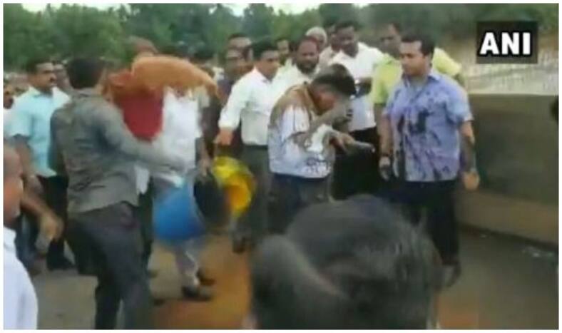 Congress MLA Leads Mob to Throw Mud, Tie Engineer to Bridge Railing Near Mumbai-Goa Highway | Watch