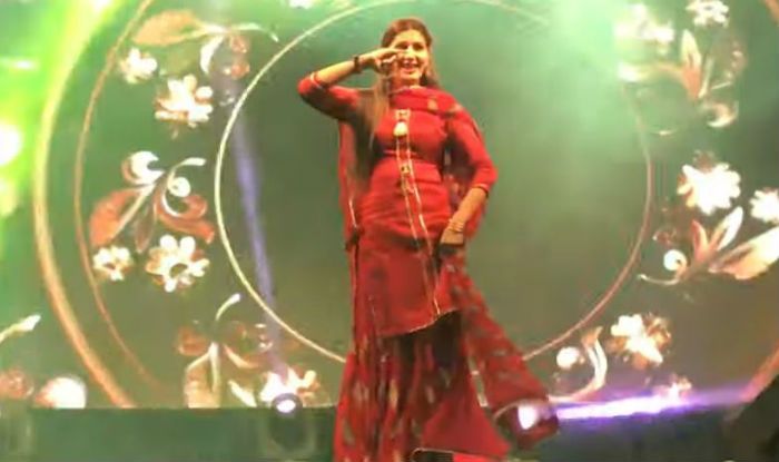 Fans go Crazy After Attending Sapna Choudharyâs Stage Show in Kanpur, Watch Haryanvi Sensationâs Hot Dance Moves