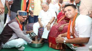 VIDEO: शिवराजसिंह चौहान ने बुजुर्ग जनसंघ कार्यकर्ता के पैर धोकर बीजेपी में आने का किया अनुरोध VIDEO: शिवराजसिंह चौहान ने बुजुर्ग जनसंघ कार्यकर्ता के पैर धोकर बीजेपी में आने का किया अनुरोध