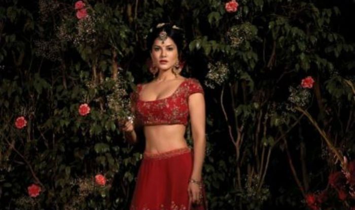 700px x 415px - Sunny Leone's Red Hot Juliet Look Sets Fans Ogling, Viral Picture Smokes up  The Internet | India.com