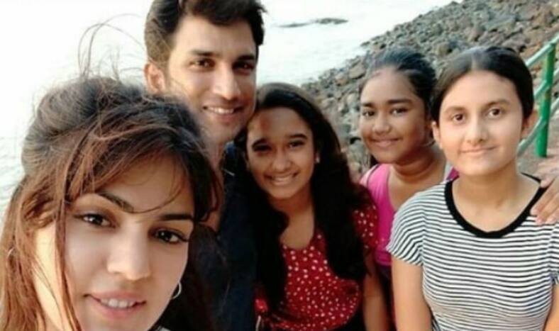 Sushant Singh Rajput-Rhea Chakraborty Get Clicked With Kids as They Spend Time Together by Seaside