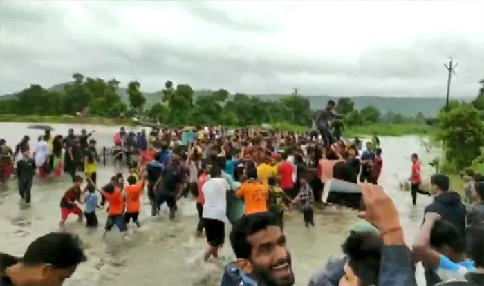 Flood Dance! People in Karnataka Dance on Waterlogged Highway Karnataka Rains