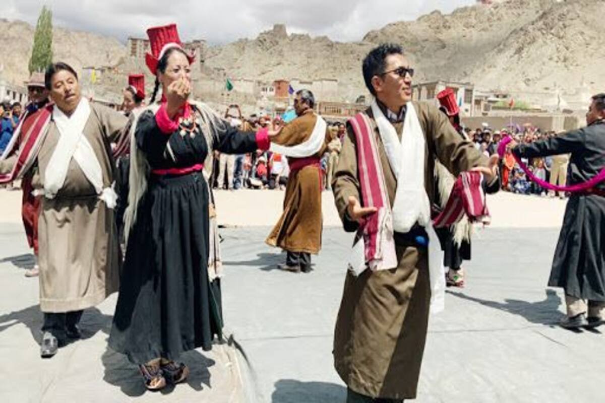 Ladakh Bjp Mp Jamyang Tsering Namgyal Breaks Into Dance At I Day Celebrations In Leh Watch India Com