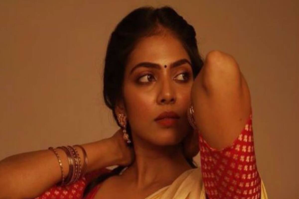 Beyond The Clouds Actor Malavika Mohanan Flaunts Her Sexy Curves in  White-Gold Saree | India.com