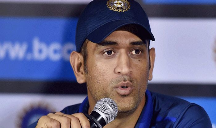 When MS Dhoni Stumped All by Walking Into a Press Conference With Entire Indian Team!