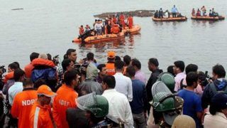 आंध्र प्रदेश में 61 लोगों से भरी नाव पलटी, अब तक कई मौतें, कई लोग लापता आंध्र प्रदेश में 61 लोगों से भरी नाव पलटी, अब तक कई मौतें, कई लोग लापता