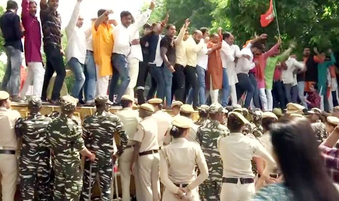 BJP Workers In Delhi Protest Outside CM Kejriwal’s Residence Over His ...