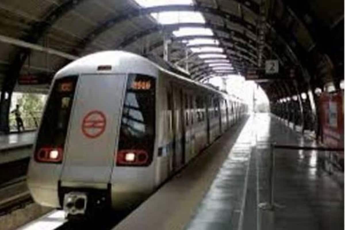 Delhi: 40-year-old Man Commits Suicide by Jumping Before Train at Adarsh  Nagar Metro Station 