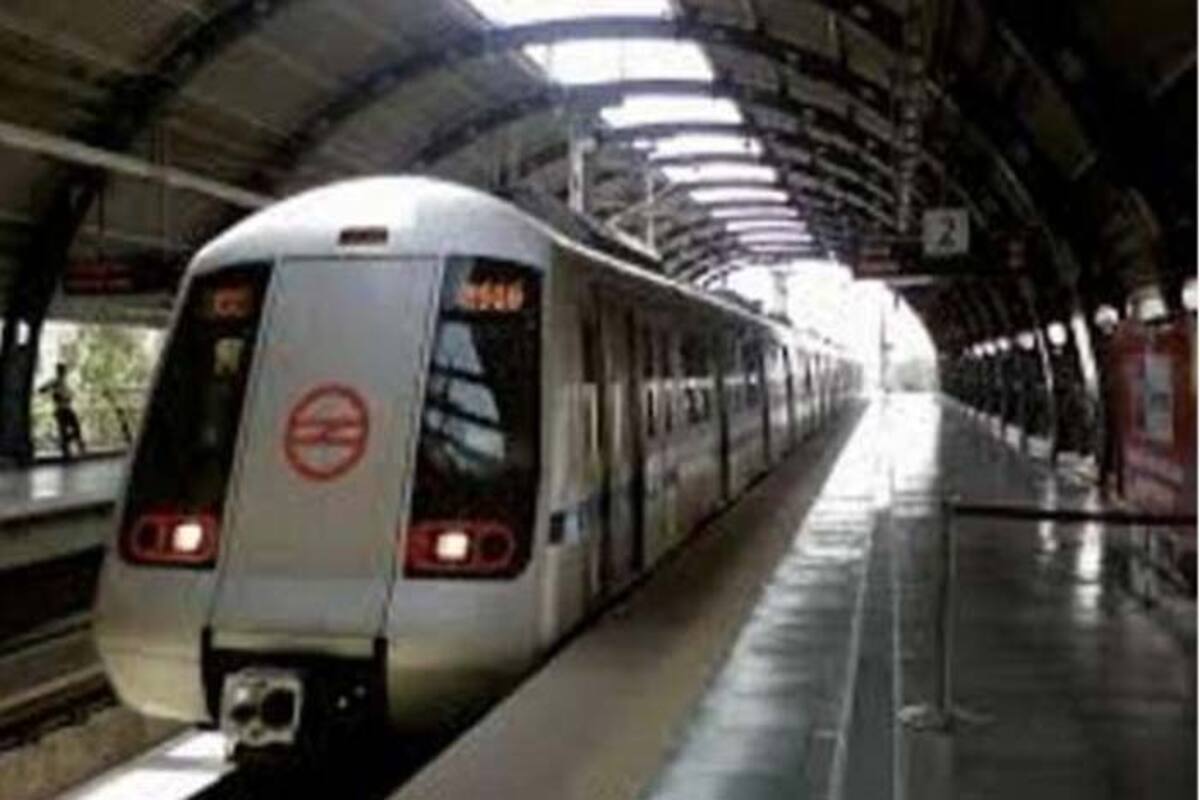 Delhi: 40-year-old Man Commits Suicide by Jumping Before Train at Adarsh Nagar Metro Station Delhi: 40-year-old Man Commits Suicide by Jumping Before Train at Adarsh Nagar Metro Station
