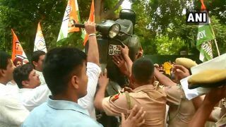 VIDEO: गडकरी के निवास के सामने प्रदर्शन, भारी जुर्माना कम करने के सवाल का यूं दिया जवाब VIDEO: गडकरी के निवास के सामने प्रदर्शन, भारी जुर्माना कम करने के सवाल का यूं दिया जवाब
