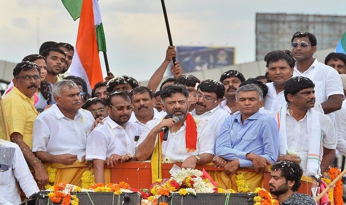 Karnataka Congress' DK Shivakumar Recieves Grand Welcome with 2 ft Apple  Garland | India.com