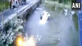Car Carrying 5 People Loses Balance in Bid to Avoid Accident, Falls into River in MP's Orchha | Watch