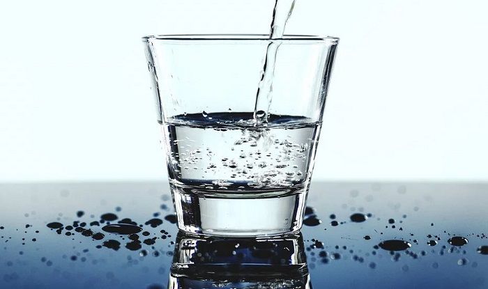 खाना खाने के एक घंटे बाद ही पीना चाहिए पानी, जानें मिथक और सच्चाई