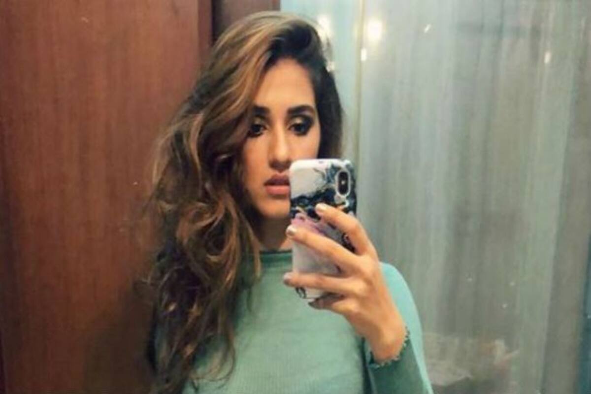 Disha Patani is Giving Out 'Green Vibes' in Sexy Top And Black Hot Pants in  Latest Mirror Selfie | India.com