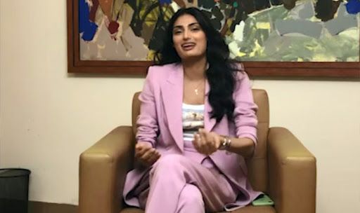 Athiya Shetty's Video Stating Hilarious Drawbacks of Being 'Tall One In The Group' Will Leave You in Splits Athiya Shetty