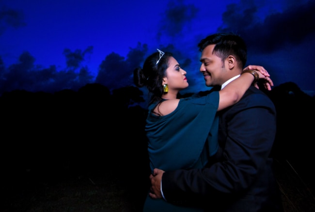 Red Veds: Best Pre Wedding Photoshoot Poses | Check Now