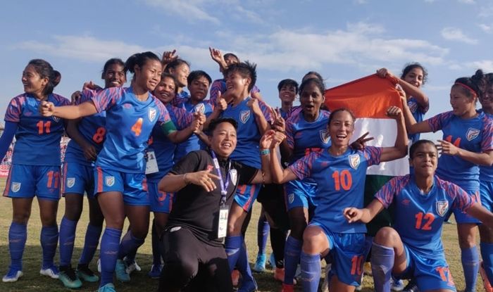 https://static.india.com/wp-content/uploads/2019/12/Bala-Devi-brace-powers-Indian-womens-team-to-third-straight-South-Asian-Games-gold-in-Nepal%C2%A9Indian-Football-Twitter.jpg