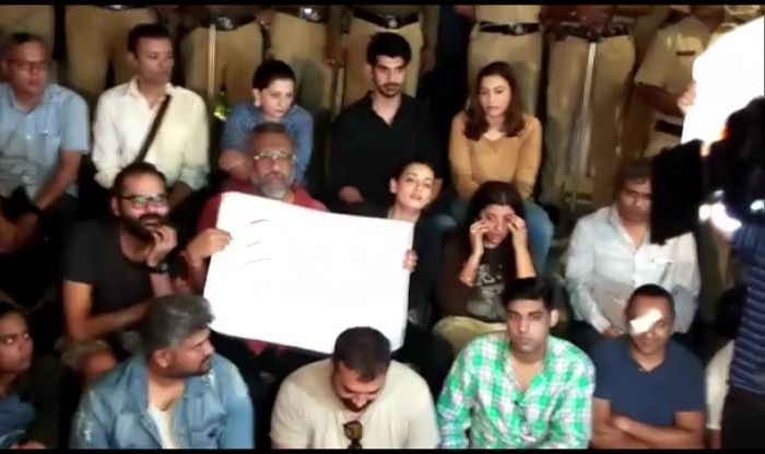 JNU Attack: बॉलीवुड का एक बड़ा तबका भी रहा विरोध प्रदर्शन का हिस्सा, देखें तस्वीरें