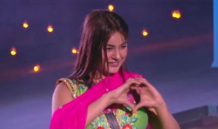 Bigg Boss 13 Finale Week Shehnaaz Gill Blows Kisses Dances On Stage 