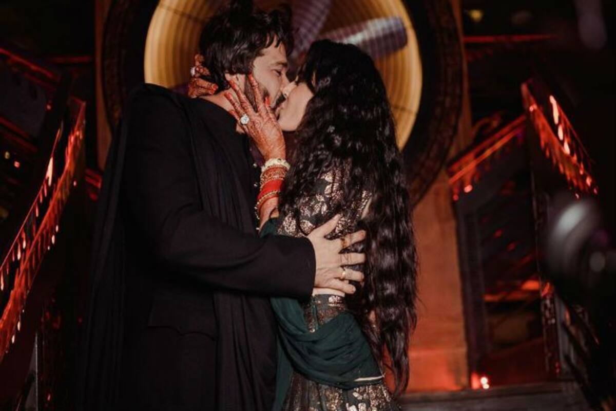 kavita kaushik kiss