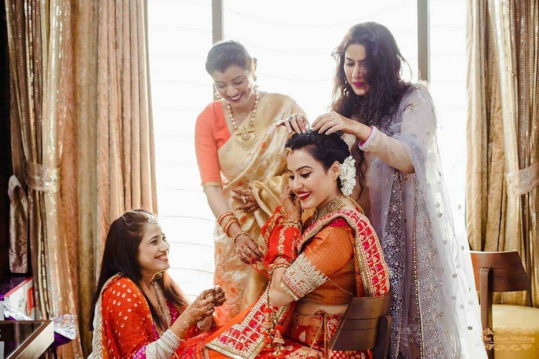 Wedding Mistakes: दोस्त की शादी में दिखना है स्टाइलिश तो इन चीजों से