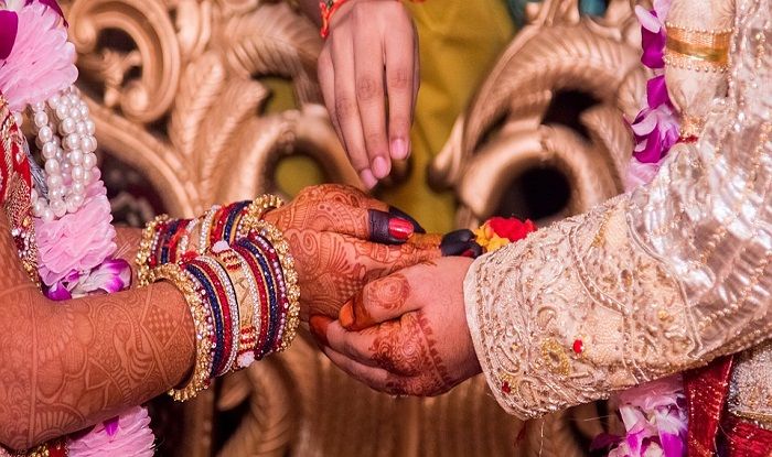 शादी में पुलिस ने बंद कराया DJ, तो धरने पर बैठे दूल्हा-दुल्हन- Police stopped DJ in marriage, then bride and groom sat on dharna