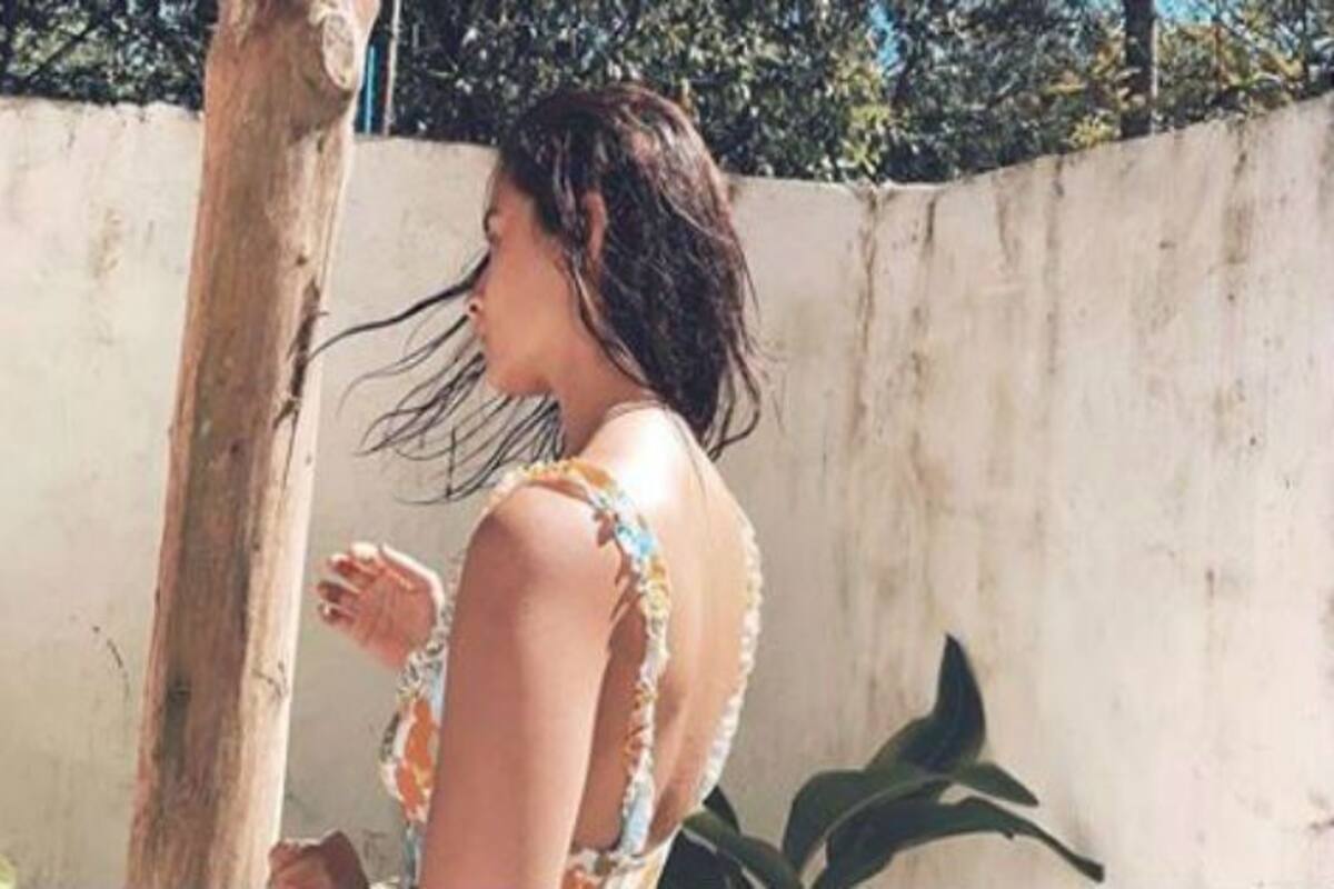 Alia Bhatt Flaunts Her Sexy Back While Craving For One Holiday With Extra  Sunshine And Trees | India.com