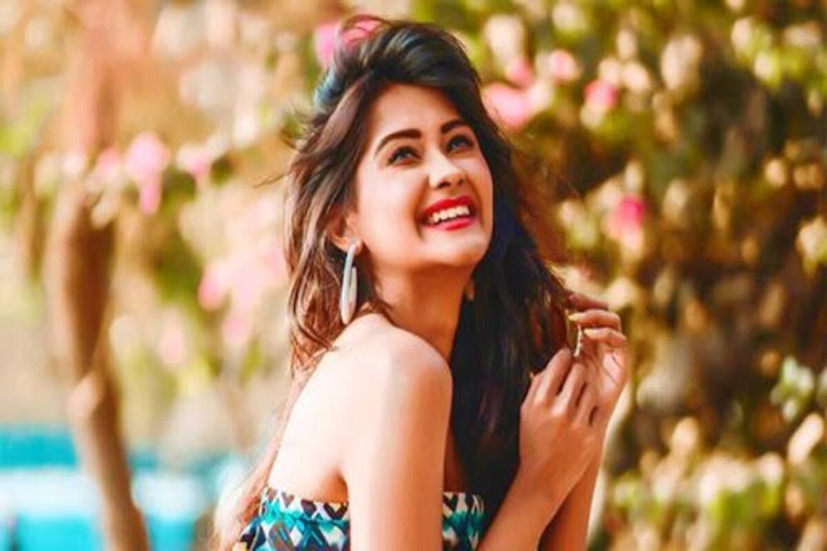 Kanchi Singh's Glamorous Avatar in Summery Blue Tube-Top Will Leave You  Smitten | India.com