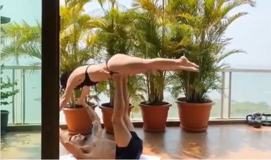 Krishna shroff looks hot in black bikini while sunbathing amid coronavirus lockdown