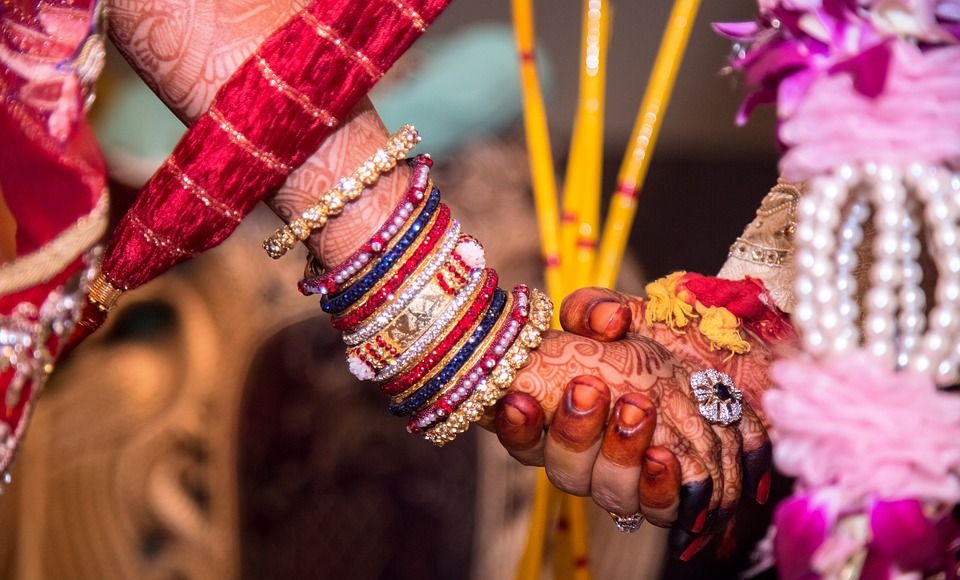 No Saath Pheras No Pandit Couple Ties Knot In Unique Ceremony By
