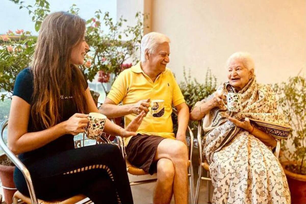 Kanika Kapoor Shares First Picture With Parents After Recovering