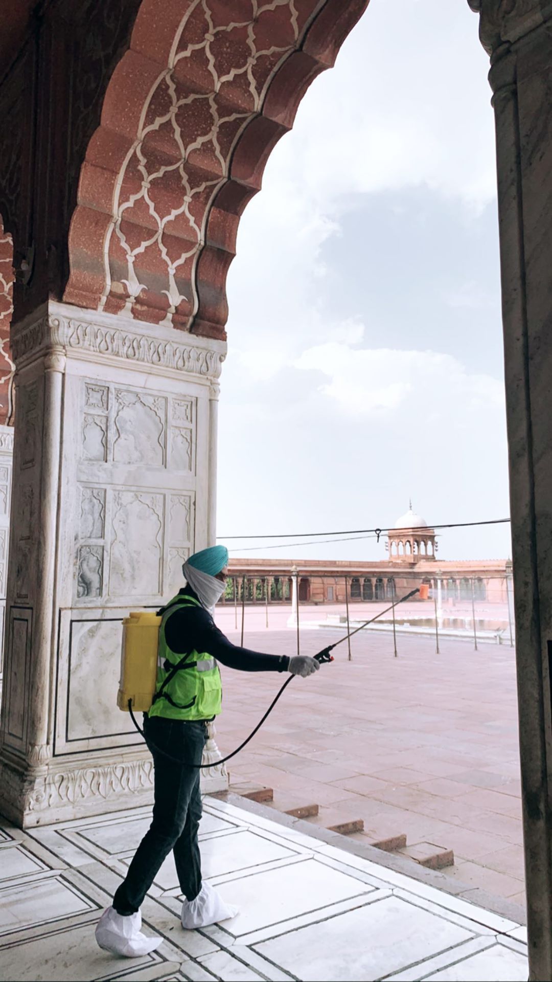 Sikh community sanitise Jama Masjid in delhi ahead of Eid 2020