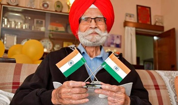 https://static.india.com/wp-content/uploads/2020/05/Balbir-Singh-Sr.-holds-India-flag%C2%A9PTI.jpg