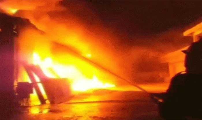 Huge Fire Breaks Out in Slum Near Kolkata, CM Mamata Banerjee Visits Spot