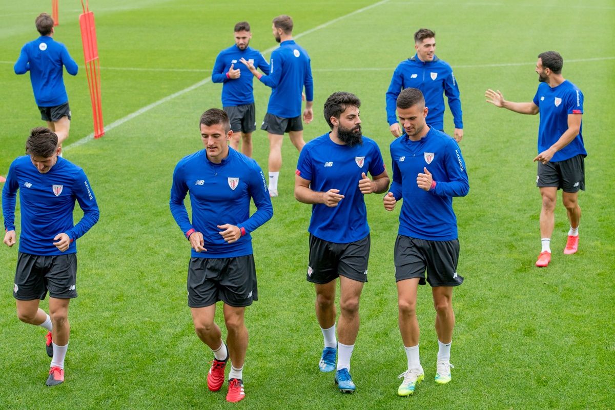  Athletic Bilbao players celebrating a goal during a match.