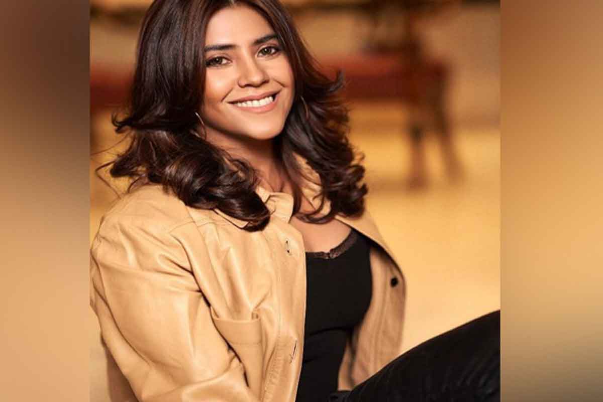 ekta kapoor crosses the limit of possessiveness when she beaten up father jeetendra females fans with sandles